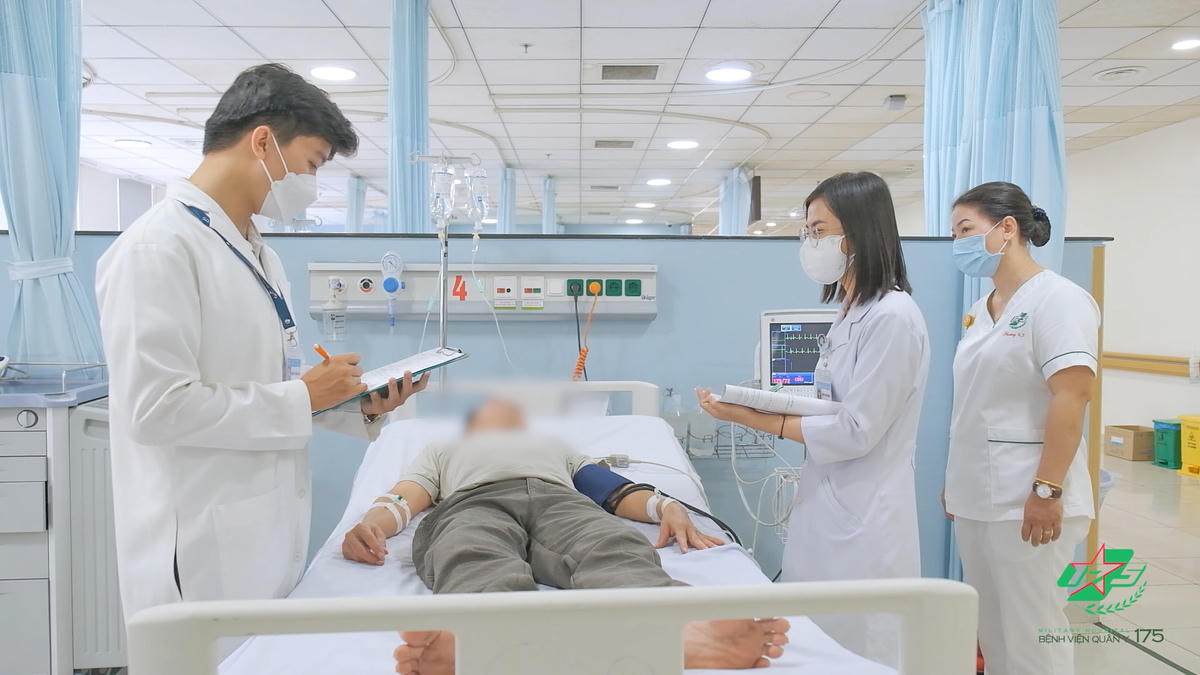Thăm khám cho bệnh nhân đột quỵ (ảnh BV Quân y 175)