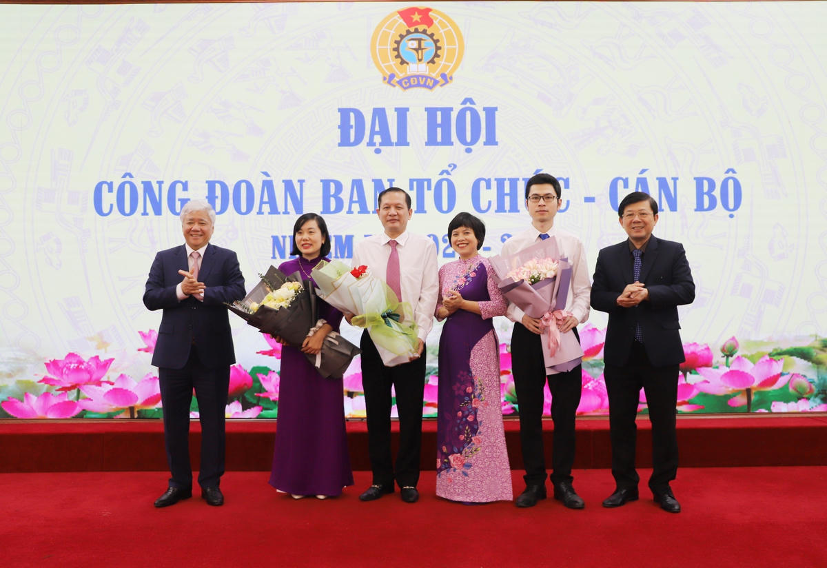 Bí thư Trung ương Đảng, Chủ tịch UBTƯ MTTQ VIệt Nam Đỗ Văn Chiến, Phó Chủ tịch UBTƯ MTTQ Việt Nam Nguyễn Hữu Dũng tặng hoa chúc mừng Ban Chấp hành Công đoàn khóa mới.