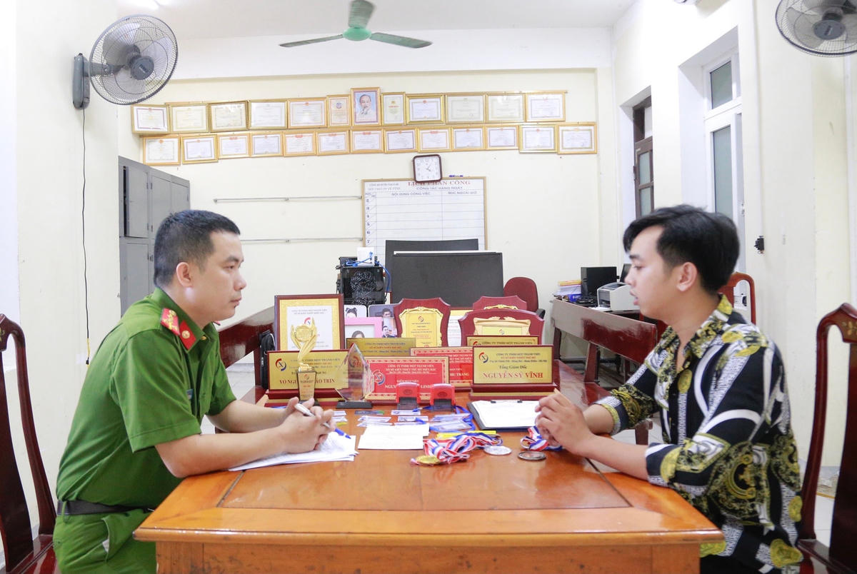 Lực lượng công an lấy lời khai các đối tượng.
