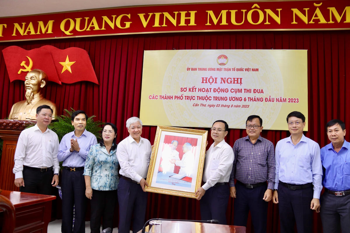 Chủ tịch Đỗ Văn Chiến tặng lãnh đạo TP Cần Thơ bức ảnh Bác Hồ - Bác Tôn.  