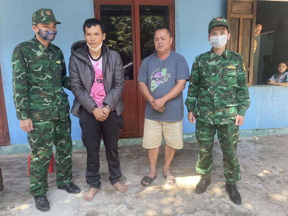 Các đối tượng đã bỏ chạy khi bị lực lượng chức năng phát hiện đang bốc xếp pháo nổ.