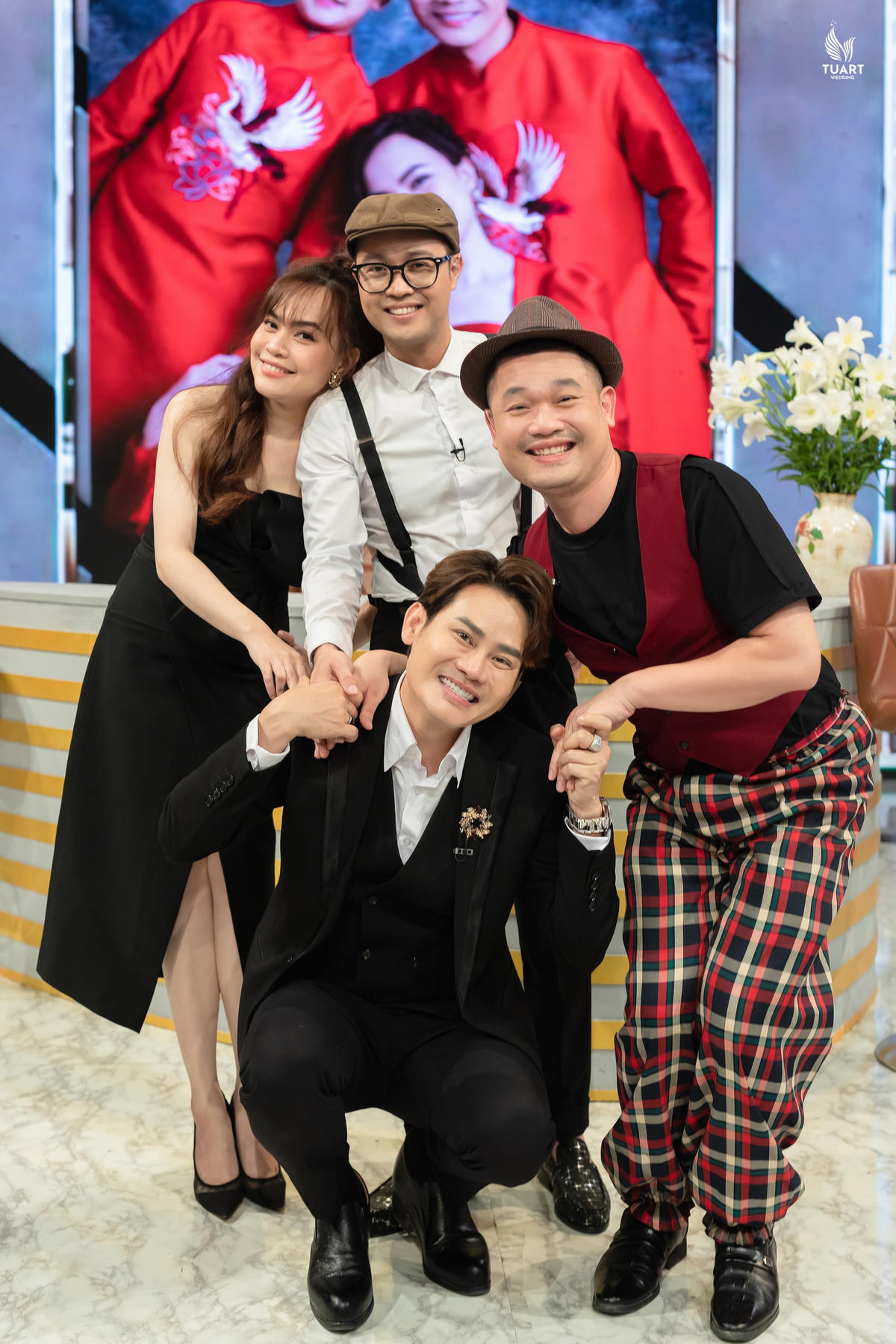 Khách mời và MC tham gia chương trình.