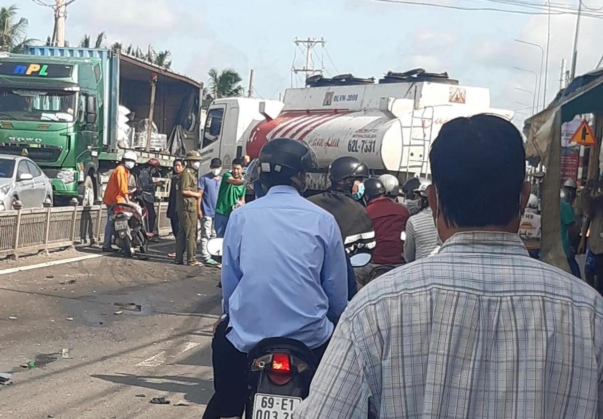 Hiện trường vụ tai nạn liên hoàn của ô tô 7 chỗ và xe bồn chở dầu.