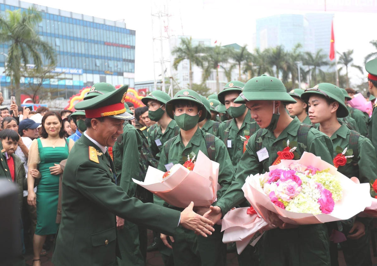 Tại TP Hà Tĩnh có 69 tân binh bao gồm; 50 tân binh tham gia QĐND Việt Nam và 19 tân binh tham gia lực lượng CAND sẽ được giao về 6 đơn vị.