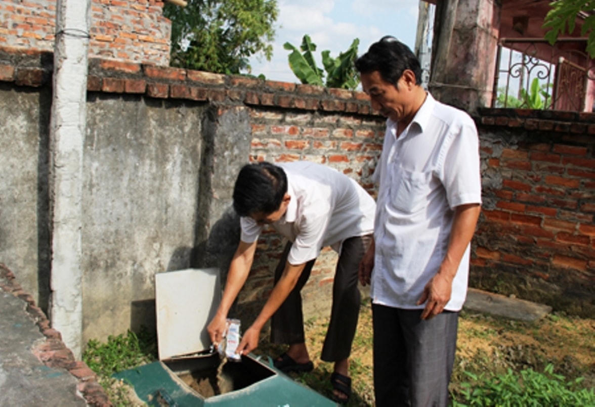 Mô hình xử lý rác thải tại gia đình tại khu dân cư Tạ Hạ (xã Chính Nghĩa, huyện Kim Động).