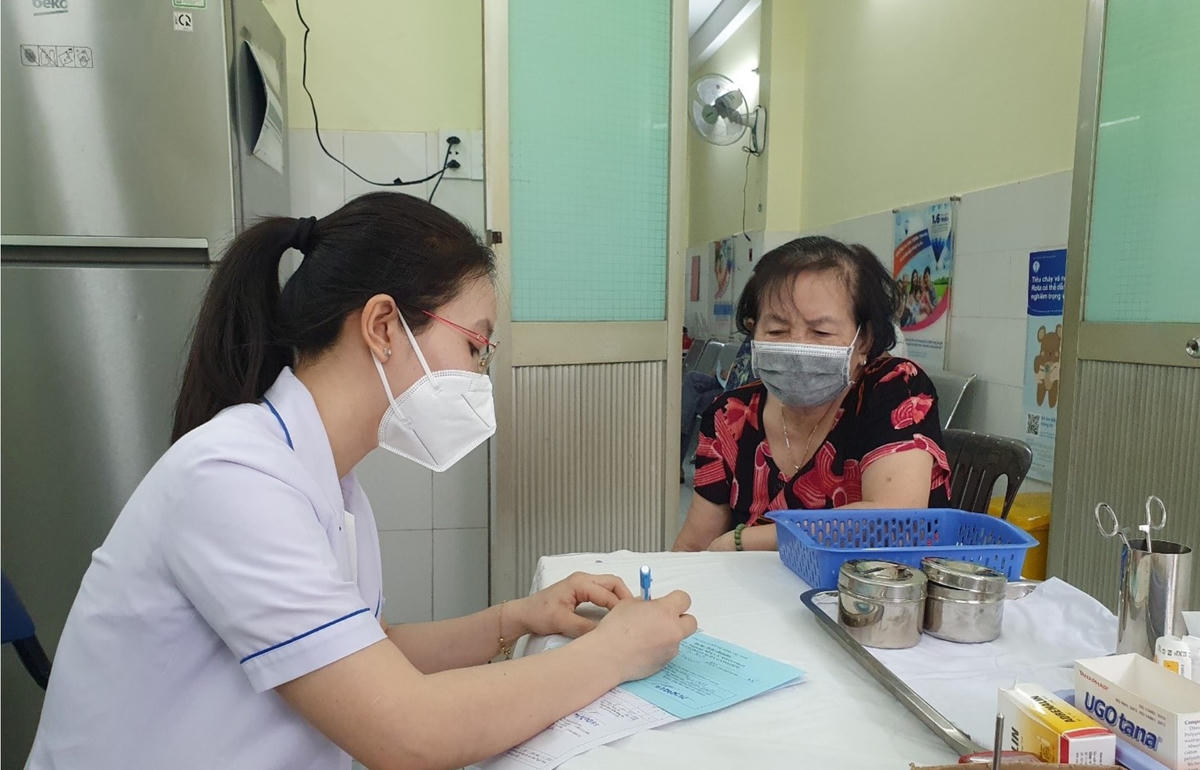 Tiêm vaccine phòng Covid-19 cho người dân.