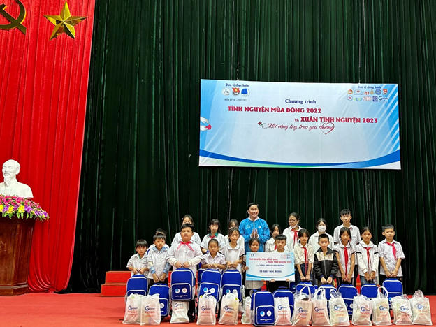 Trao tặng 20 suất học bổng cho các em học sinh tại địa phương.