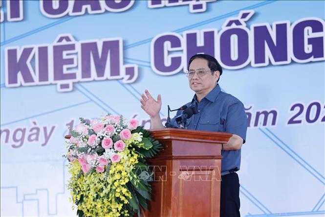 Thủ tướng Phạm Minh Chính phát động thi đua "Đẩy mạnh phát triển hạ tầng đồng bộ, hiện đại, chống lãng phí". Ảnh: Dương Giang/TTXVN.