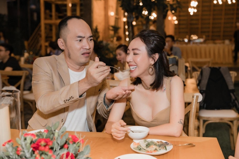 Tiến Luật thừa nhận Thu Trang thấy được sự tử tế của người đàn ông phong trần, dần cảm mến và quyết định trao cơ hội đồng hành cùng nhau. 