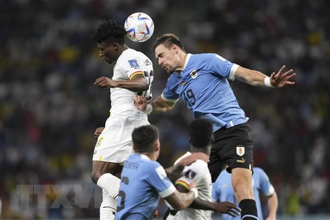 Pha tranh bóng bổng quyết liệt giữa Sebastian Coates (phải) của Uruguay và Mohammed Kudus của Ghana. Ảnh: THX/TTXVNNhập mô tả cho ảnh.