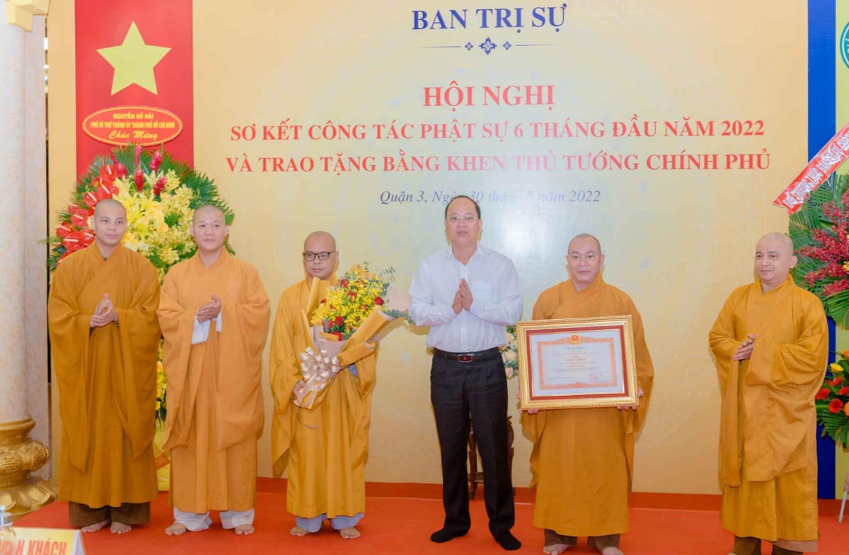 Ông Nguyễn Hồ Hải, Phó Bí thư Thành ủy TP HCM thừa ủy quyền của Thủ tướng Chính phủ trao Bằng khen của Thủ tướng Chính phủ đến tập thể Ban Trị sự và hai vị Tôn đức lãnh đạo GHPG Việt Nam Quận 3, TP HCM.