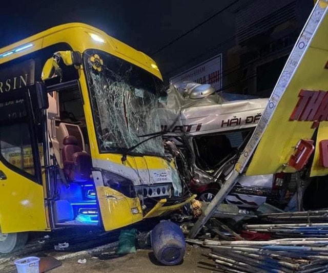 Hiện trường vụ xe khách gây tai nạn giao thông khiến 5 người tử vong xảy ra hôm 30/9, tại Đồng Nai.