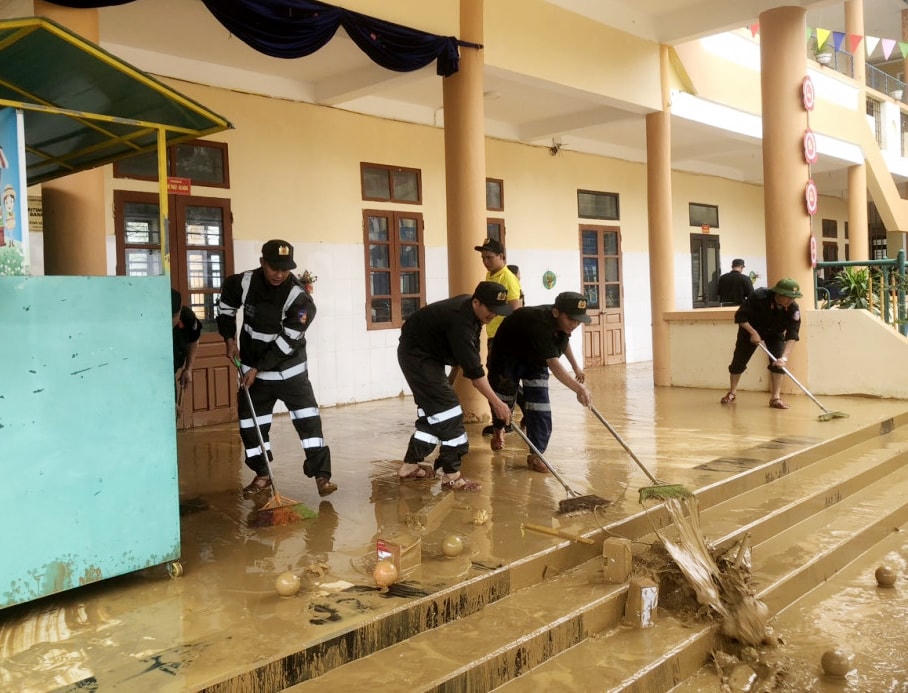 Hàng trăm cán bộ, chiến sĩ Trung đoàn cảnh sát cơ động Bộ Công an cùng với các lực lượng đoàn thanh niên, dân quân tự vệ, phụ huynh, giáo viên và cán bộ công chức các xã đã tham gia dọn dẹp vệ sinh, xử lý môi trường tại các trường bị ảnh hưởng, ngập lụt nặng như Mầm non, Tiểu học xã Hương Đô và Hương Thủy; Mầm non xã Gia Phố.