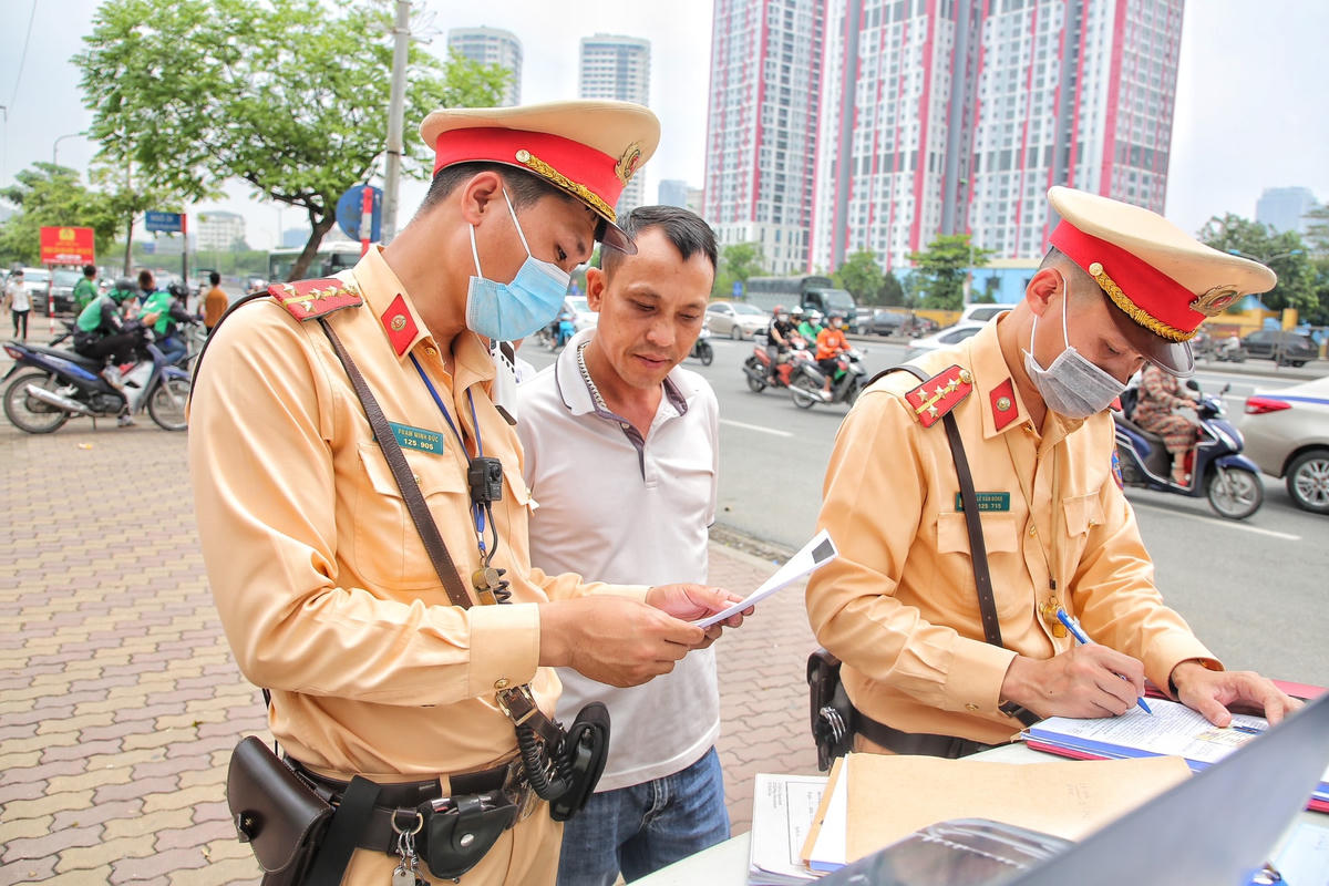 Thượng úy Đoàn Tuấn Anh, cán bộ Đội CSGT đường bộ số 6 cho biết, nếu trước đây chưa áp dụng hình thức xử lý này, các tài xế sẽ tìm mọi lý do để tranh cãi với lực lượng CSGT.
