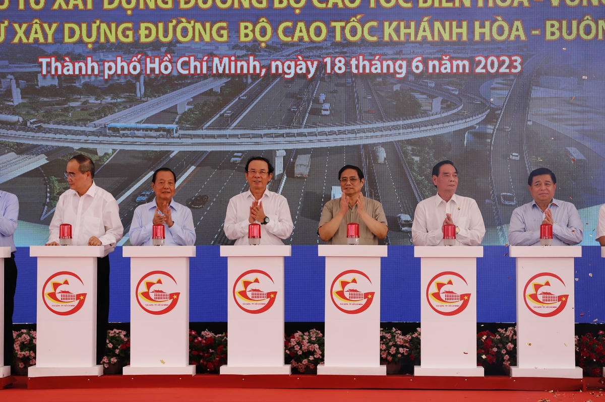 Các đại biểu tham dự lễ khởi công.