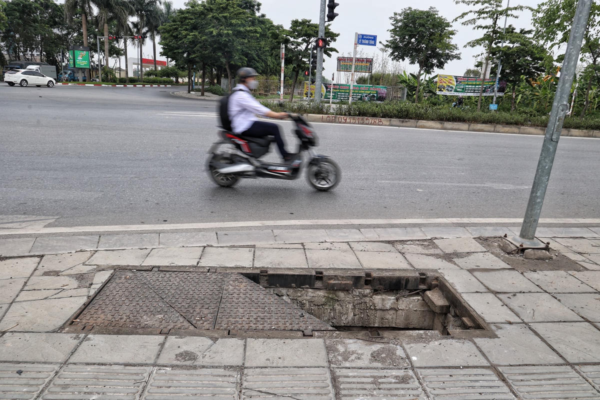 Theo người dân thuộc xã Đa Tốn (huyện Gia Lâm, Hà Nội), các hố ga bị mất nắp bằng gang trên tuyến đường Lý Thánh Tông là do bị trộm cắp. Nhiều người dân lo lắng, những hố ga không nắp đậy này có thể là những chiếc bẫy chết người dọc vỉa hè.