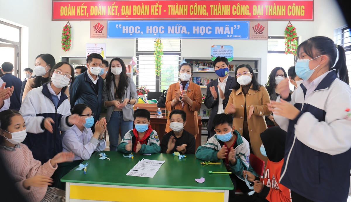 Phó Chủ tịch Trương Thị Ngọc Ánh trong chuyến về thăm mô hình Nhà văn hóa cộng đồng - “Ngôi nhà trí tuệ” thôn Tân Tiến, xã Tân Lâm Hương, Thạch Hà, Hà Tĩnh. Ảnh: Hạnh Nguyên.  
