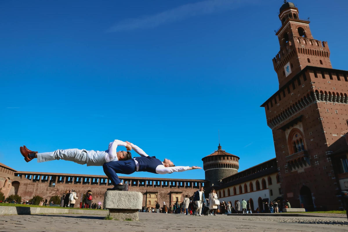 Anh em "Hoàng tử xiếc" trình diễn trước lâu đài Sforzesco.