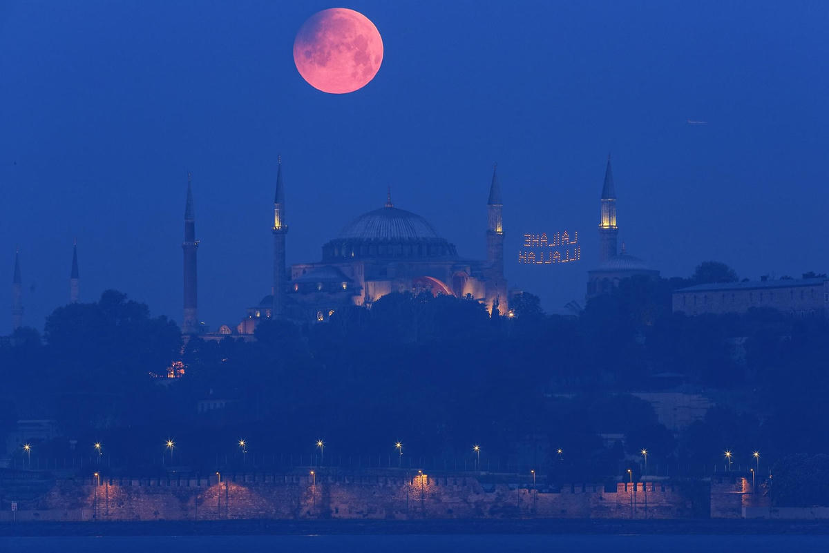 Mặt trăng phía trên tòa nhà Haghia Sophia mang tính biểu tượng ở Istanbul, Thổ Nhĩ Kỳ. Ảnh: AP.