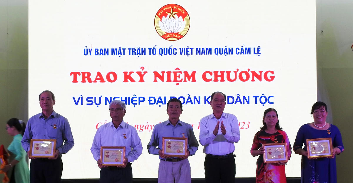 Phó Chủ tịch Ủy ban MTTQ Việt Nam Dương Đình Liễu trao Kỷ niệm chương Vì sự nghiệp Đại Đoàn kết dân tộc cho các cá nhân. Ảnh: Thanh Tùng.