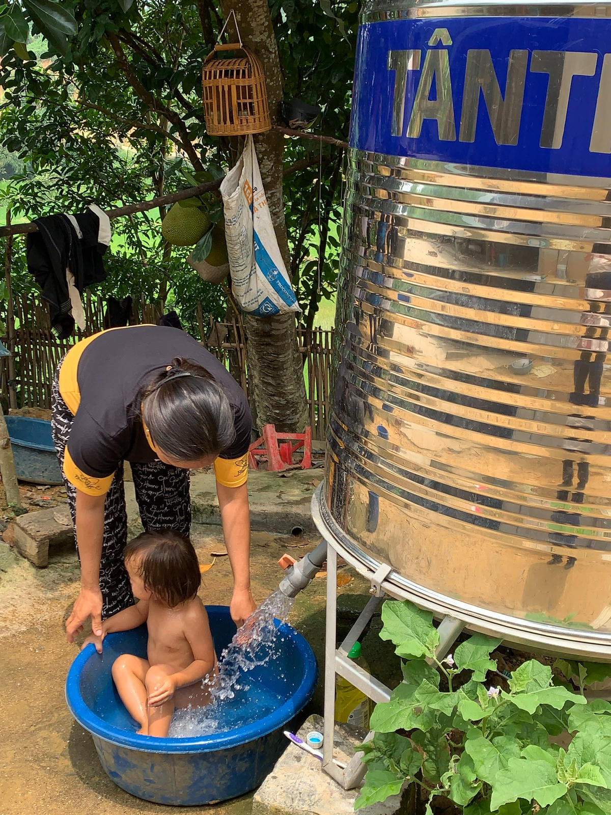 Ddụng cụ chứa nước được hỗ trợ từ nguốn vốn Chương trình MTQG phát triển KTXH vùng đồng bào DTTS và miền núi. 