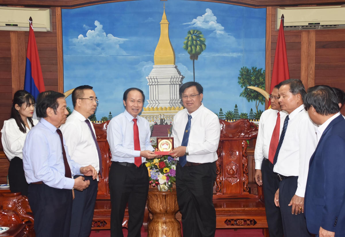 Phó Chủ tịch – Tổng Thư ký Lê Tiến Châu tặng biểu trưng MTTQ Việt Nam cho tỉnh Khammouane.