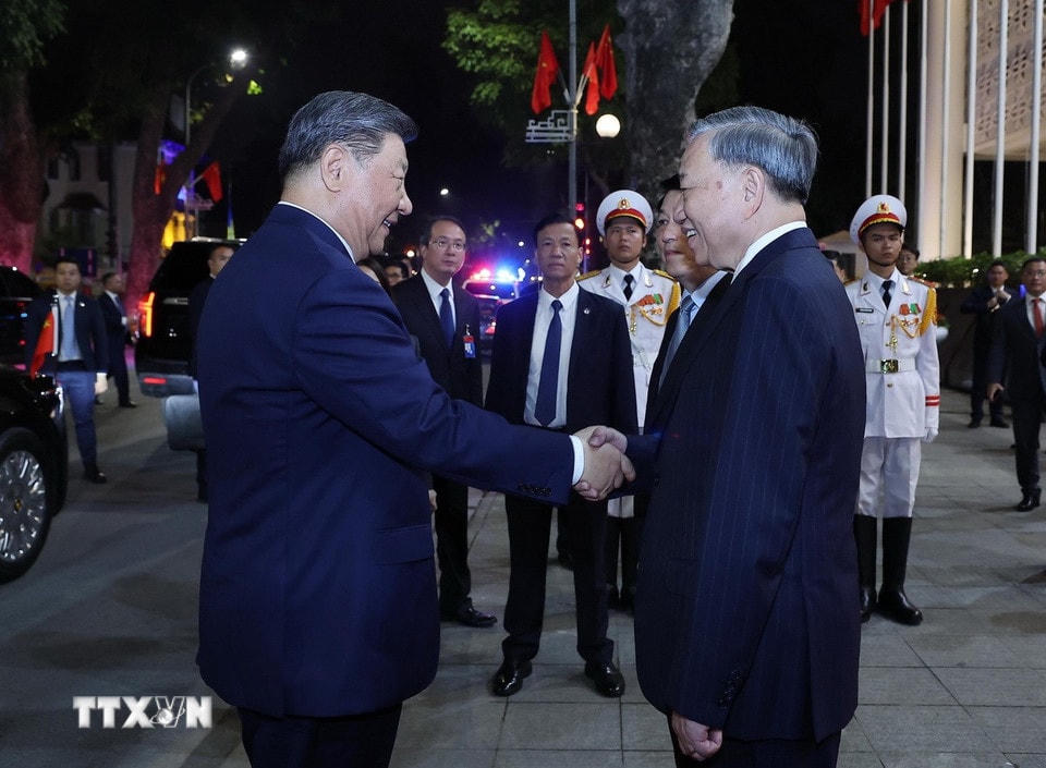 Tổng Bí thư Tô Lâm và Chủ tịch nước Lương Cường đón Tổng Bí thư, Chủ tịch nước Trung Quốc Tập Cận Bình đến dự chiêu đãi. (Ảnh: Lâm Khánh/TTXVN)