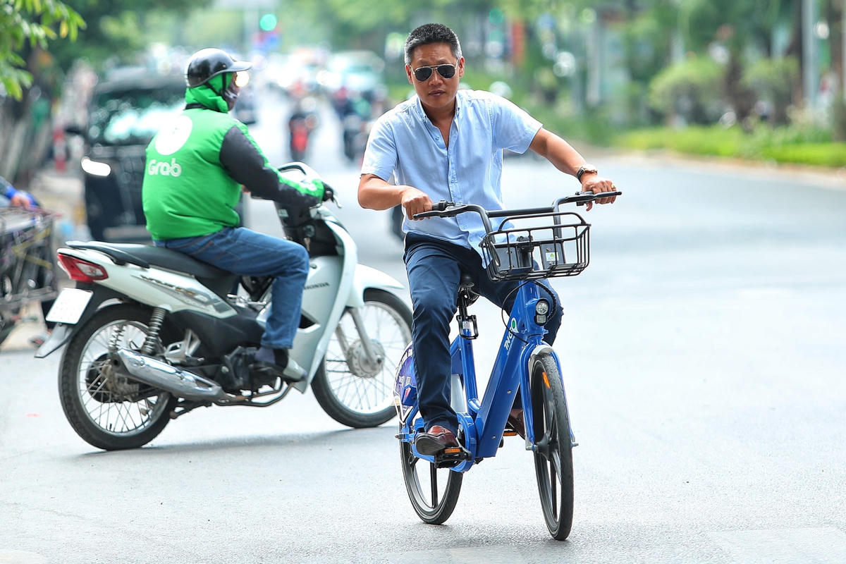 Người dân trải nghiệm mẫu xe đạp công cộng.