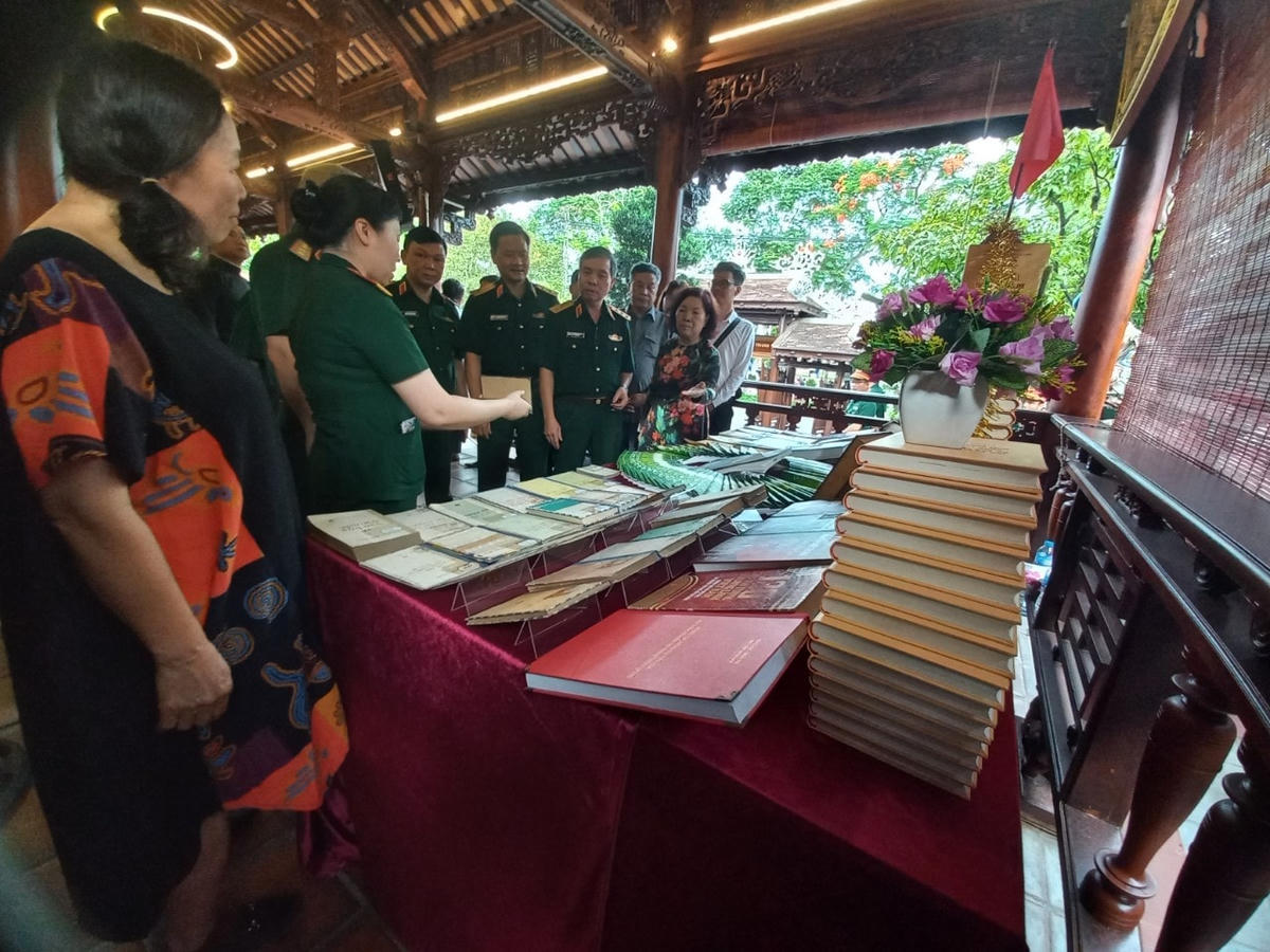 Các đại biểu tham quan Bảo tàng Đại tướng Nguyễn Chí Thanh tại tỉnh Thừa Thiên - Huế.
