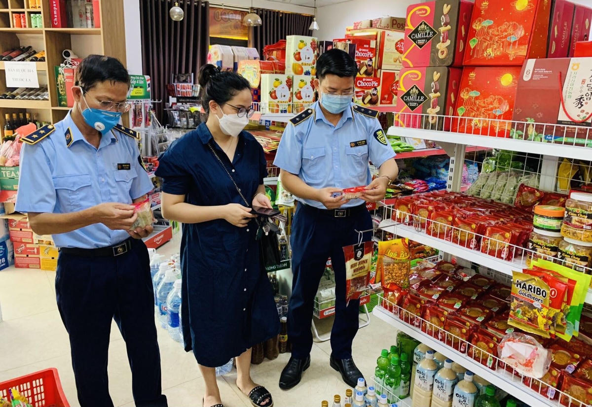 Lực lượng quản lý thị trường tỉnh Vĩnh Phúc kiểm tra các cửa hàng bánh trung thu. Nguồn: QLTT.