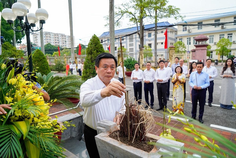 Ủy viên Bộ Chính trị, Giám đốc Học viện Chính trị Quốc gia Hồ Chí Minh, Chủ tịch Hội đồng Lý luận TƯ Nguyễn Xuân Thắng dâng hương tưởng niệm tại tượng đài đồng chí Tô Hiệu.