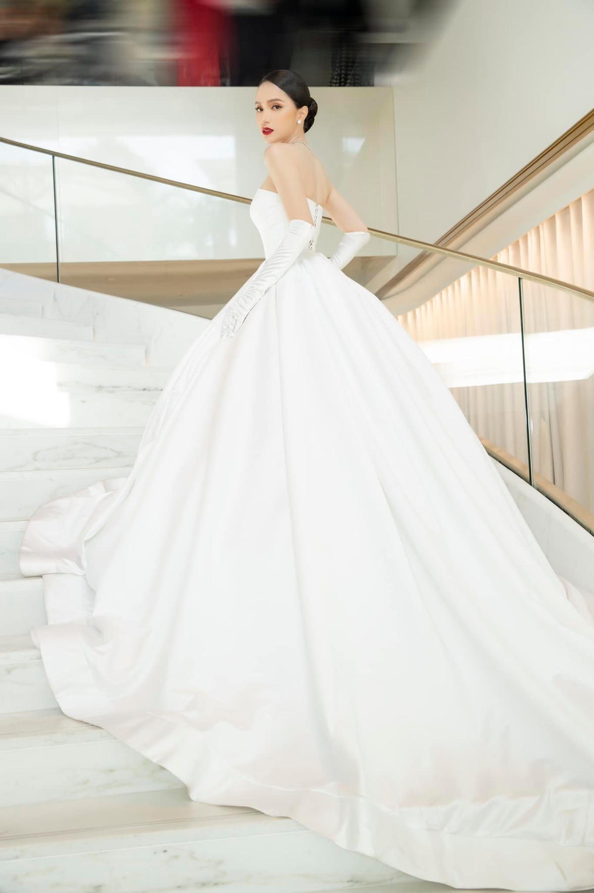 Tiếp bước Lý Nhã Kỳ trên thảm đỏ Cannes 2022, hoa hậu Hương Giang diện váy trắng bằng lụa tại Cannes 2022. 