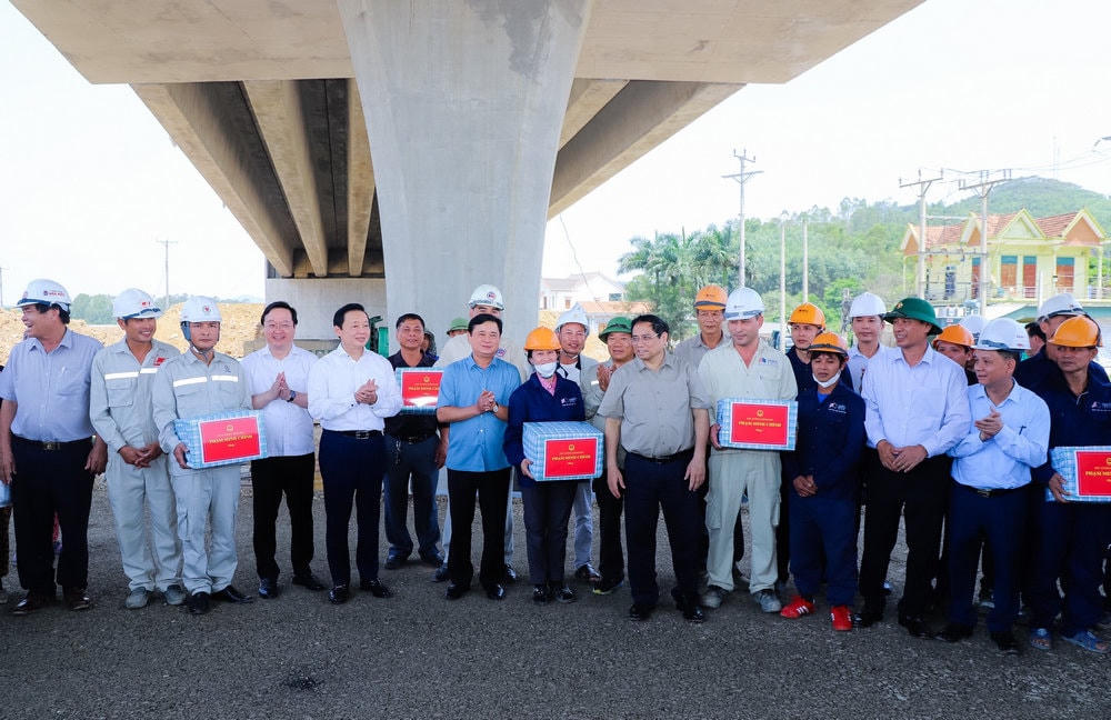 Thủ tướng Phạm Minh Chính tặng quà cho cán bộ công nhân tại công trường.