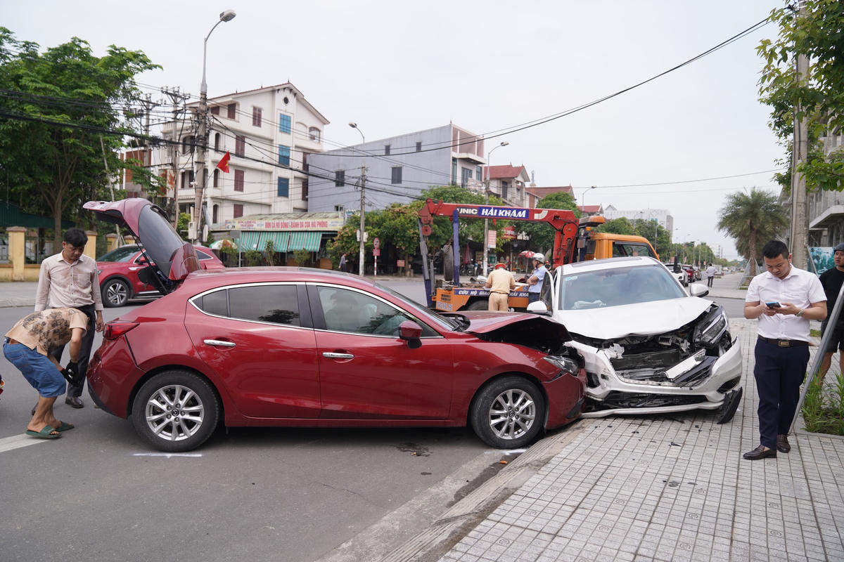 Xe ô tô mang nhãn hiệu Honda HRV sau va chạm bị mất lại đâm trực diện vào 2 ô tô đang đậu bên đường.