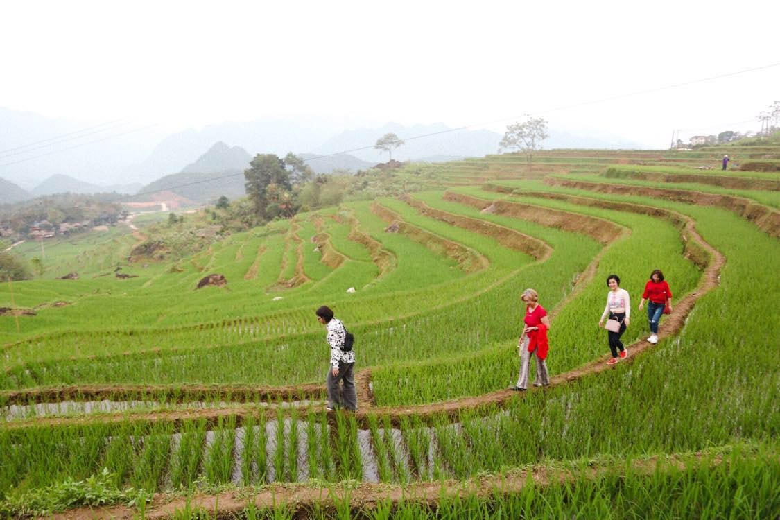Du khách đến Pù Luông (Thanh Hóa). Ảnh: Hoàng Lân.