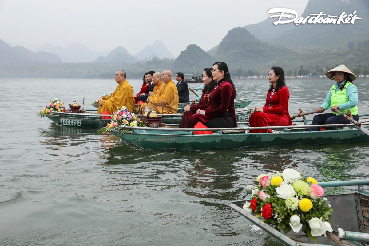 Đoàn rước nước xuống thuyền ra hồ Tam Chúc lấy nước dâng Phật tại chùa Ngọc.