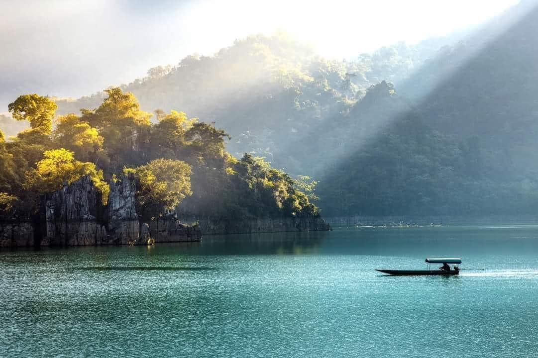 Hoàng hôn trên mặt hồ là khoảnh khắc tuyệt vời mà mọi du khách đều ước muốn chiêm ngưỡng.