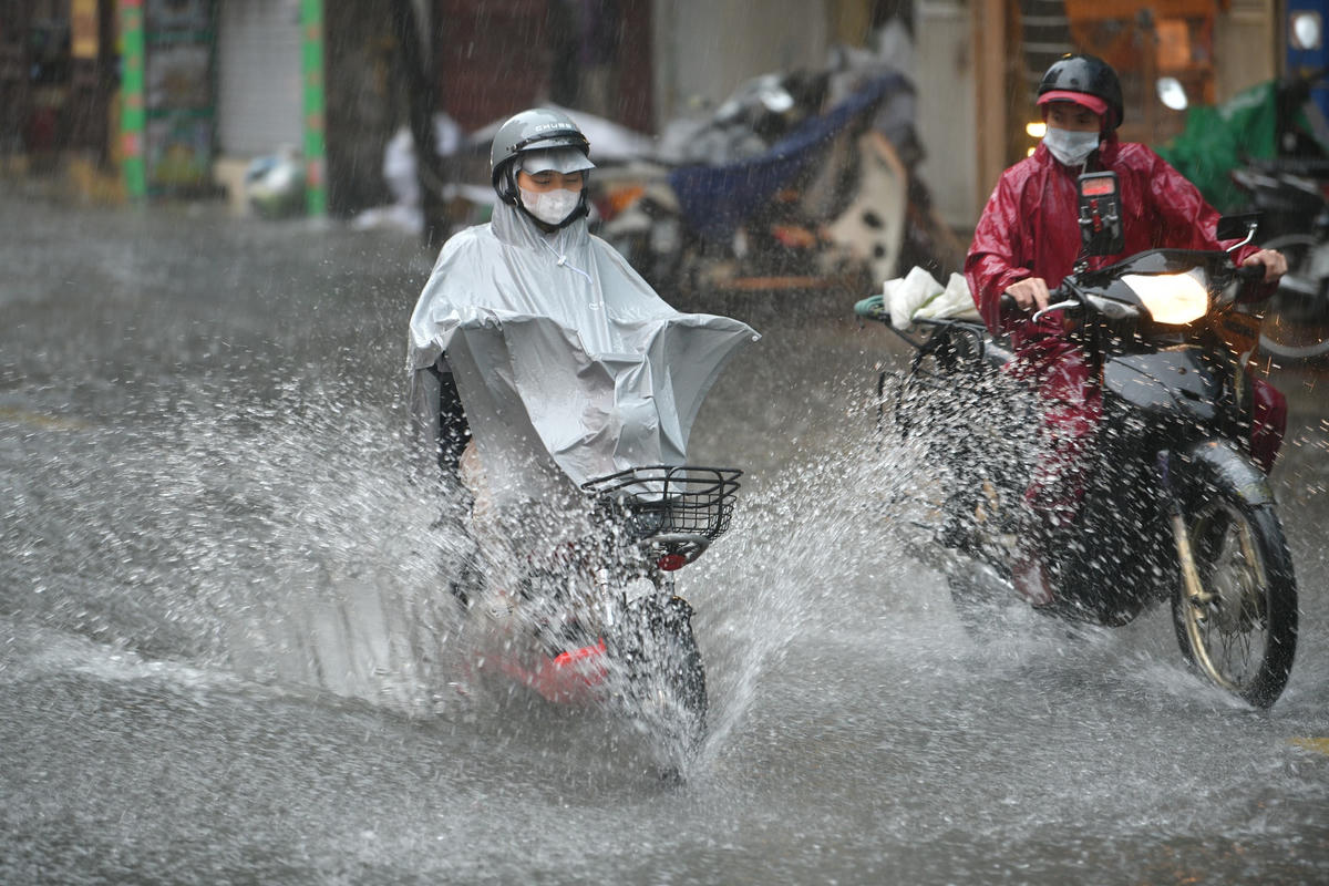 Hà Nội mưa 'trắng trời' gây ngập úng cục bộ