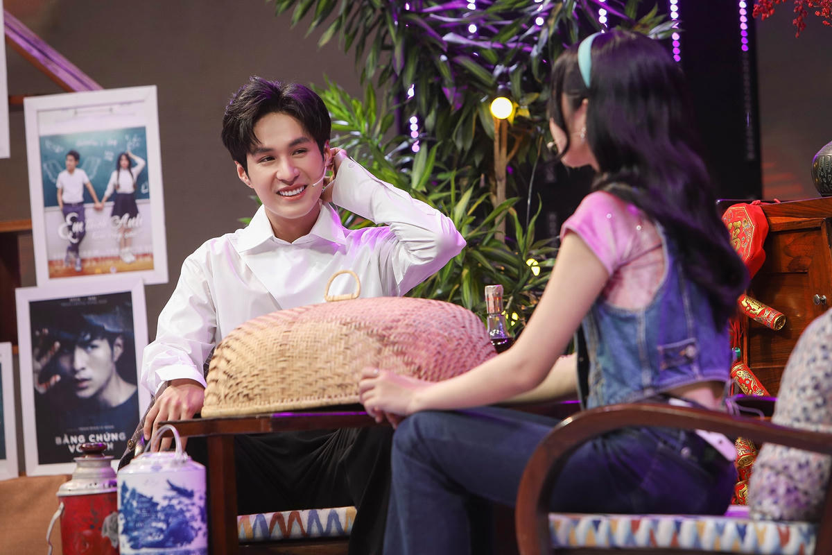 Otis vô cùng lúng túng trước Thảo Trang. Ảnh: Perfect Universe.  