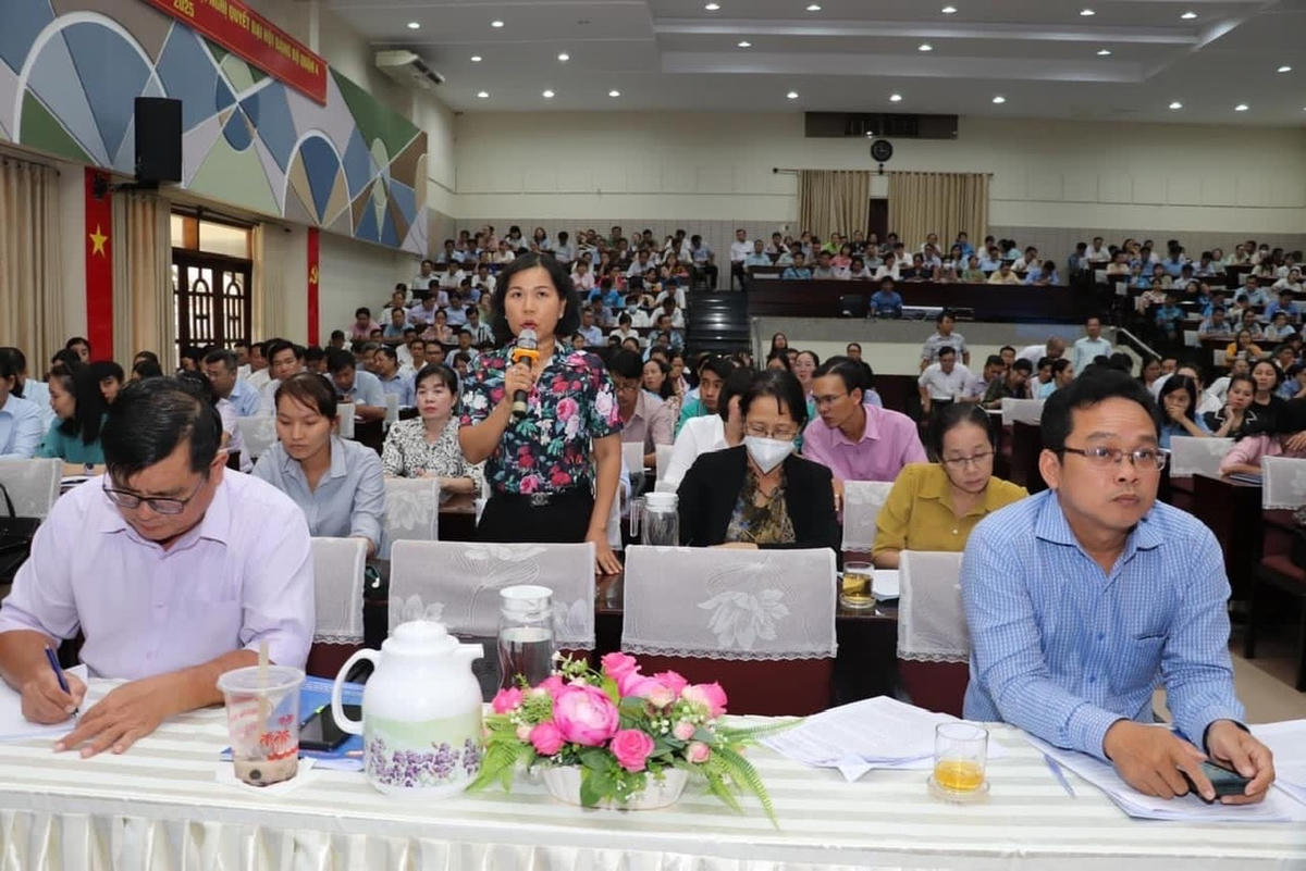 Các đại biểu dự hội nghị và phát biểu đóng góp ý kiến chuẩn bị cho đại hội.