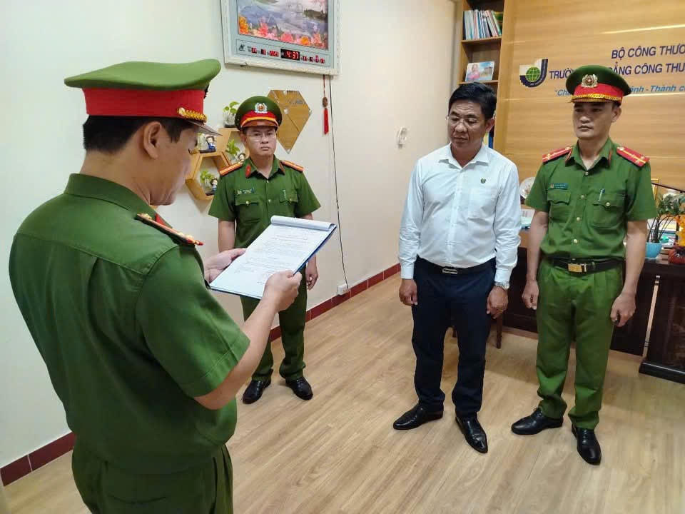 Cơ quan CSĐT Công an tỉnh Phú Yên thi hành lệnh bắt tạm giam đối với Trần Kim Quyên là Hiệu trưởng trường Cao đẳng Công thương miền Trung. Ảnh Công an tỉnh Phú Yên.