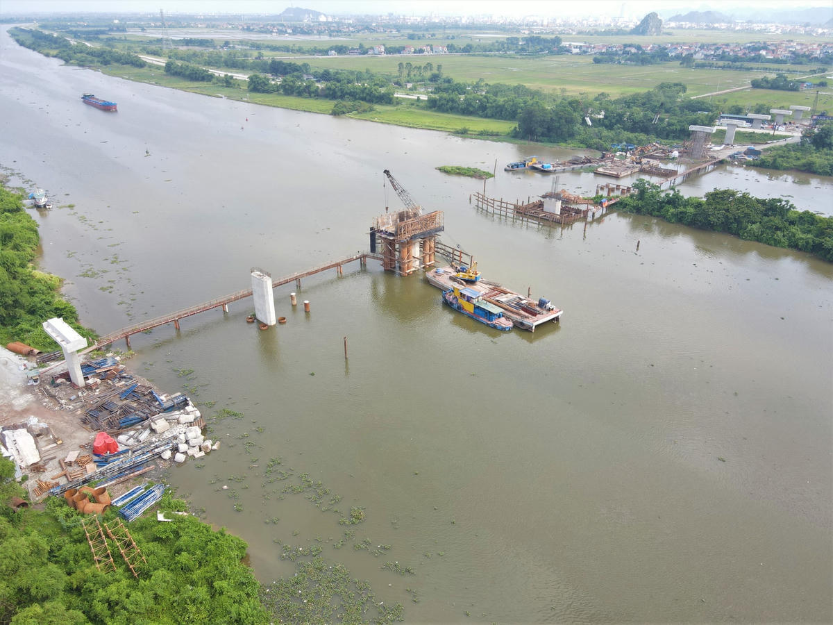 Ngày 12/5/2022, tại xã Yên Phong, huyện Ý Yên (Nam Định), Ban Quản lý dự án 2 (Bộ Giao thông Vận tải) tổ chức triển khai thi công xây dựng cầu Bến Mới thuộc dự án cải tạo cầu yếu và cầu kết nối trên các quốc lộ (giai đoạn 1) sử dụng vốn vay Quỹ Hợp tác và Phát triển kinh tế (EDCF). Cây cầu này thuộc gói thầu XL-04, bắc qua sông Đáy và nằm trên Quốc lộ 38B kết nối giữa huyện Ý Yên (Nam Định) với huyện Hoa Lư (Ninh Bình).