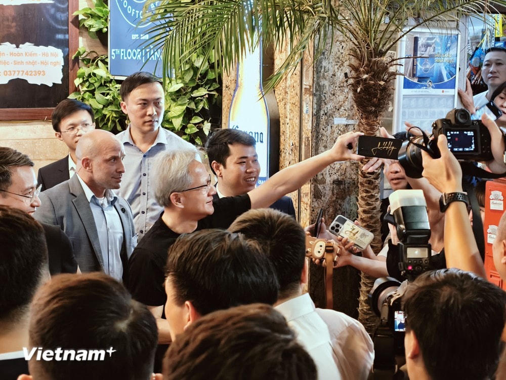 Vào cuối năm 2023, ông Jensen Huang cũng đã có dịp thưởng thức ẩm thực đường phố Việt. (Ảnh: Minh Sơn/Vietnam+) vnp_CEO NIVIDIA 6.jpg