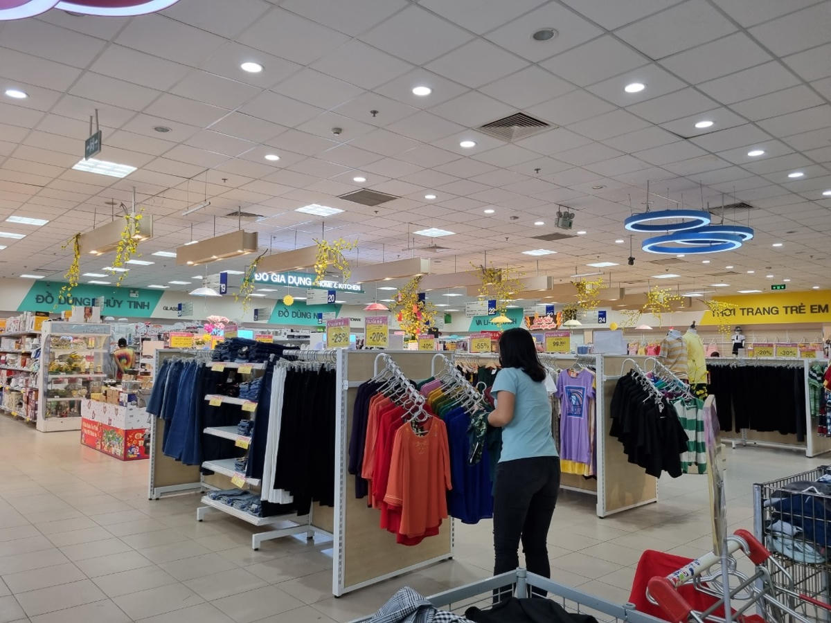Siêu thị CoopMart Bình Triệu (TPHCM) trong cảnh đìu hiu.
