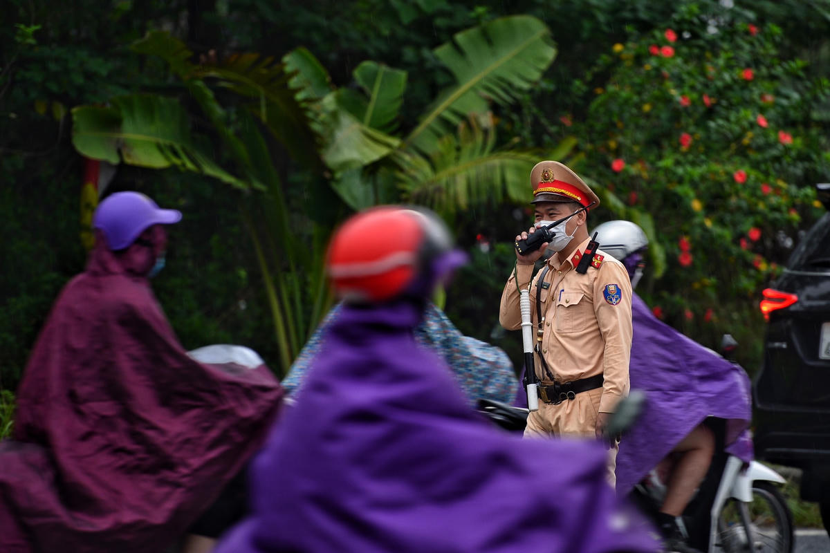 Theo đó, tổ công tác của Đội CSGT số 6 (Công an TP Hà Nội) đã lập chốt xử lý nghiêm các trường hợp điều khiển xe máy đi vào làn cao tốc Đại lộ Thăng Long.