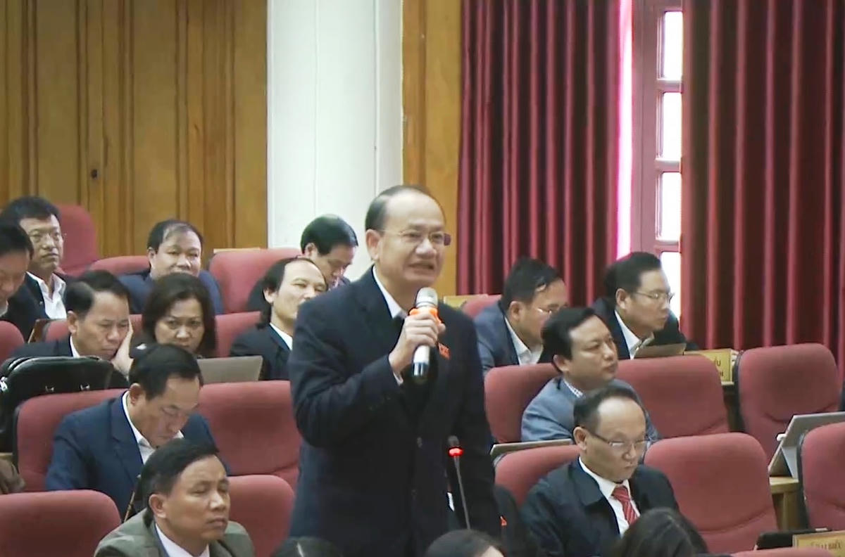 Đại biểu Phan Tấn Linh - Bí thư Huyện ủy Nghi Xuân chất vấn Giám đốc Sở GD&ĐT Hà Tĩnh. 