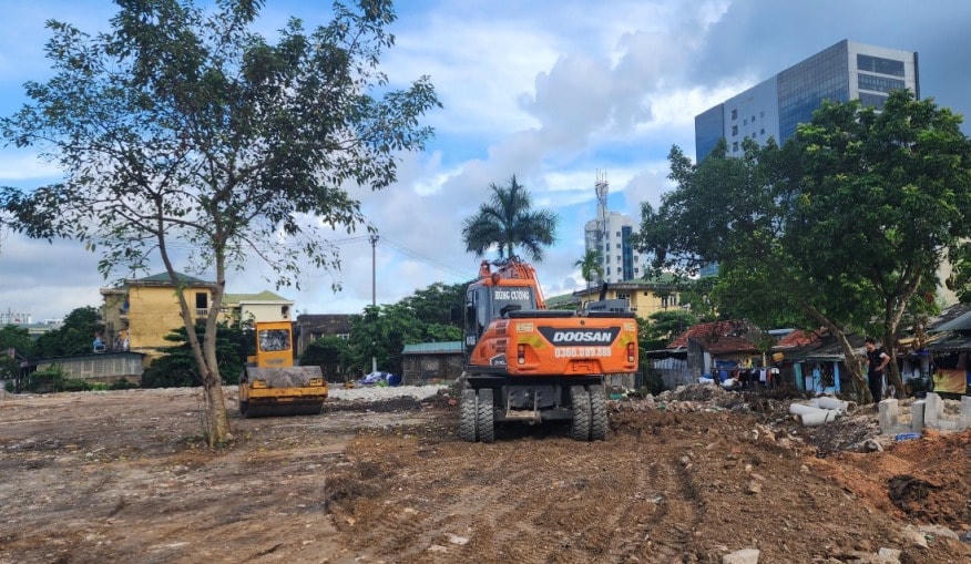 Phường Hồng Hải (TP Hạ Long) tổ chức dọn dẹp bãi đất trống để làm bãi đỗ xe tạm thời.