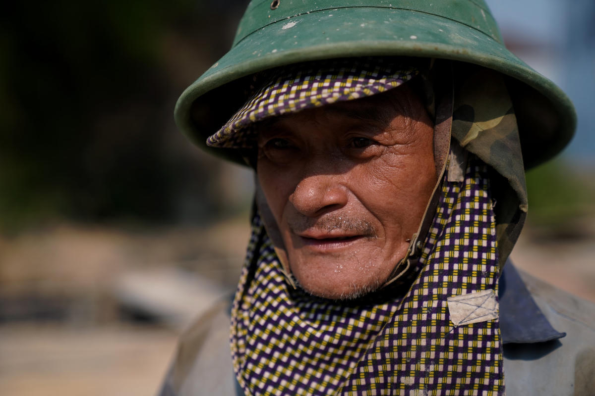 Những giọt mồ hồ lăn dài trên mặt.