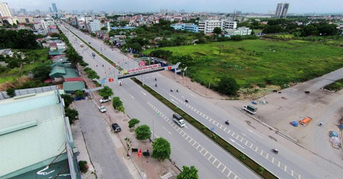 Phân luồng, tổ chức giao thông phục vụ thi công lắp dựng dầm cầu công trình xây dựng cầu vượt cho người đi bộ qua đường quốc lộ 32 (thôn Lai Xá), huyện Hoài Đức. Ảnh minh họa.