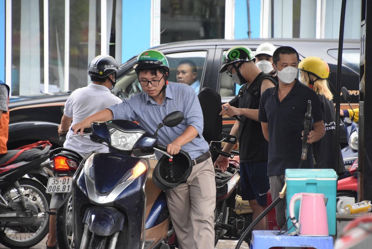 Tình trạng đông đúc cũng xảy ra tại cây xăng Xuân Thuỷ (Cầu Giấy), người mua chủ yếu là đi xe máy...